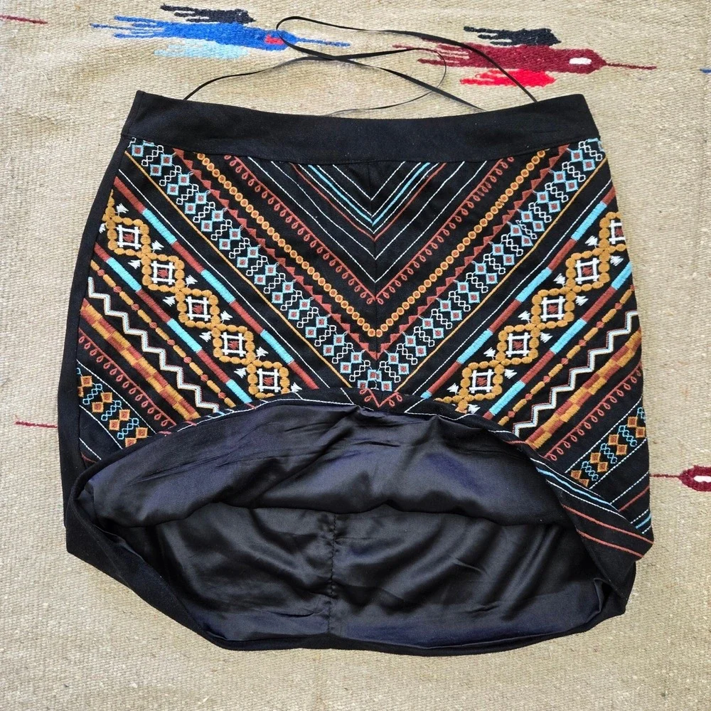 Rockin C Black‎ Tribal Mini Skirt Embroidered 2010s M 15x17 Trendy Aesthetic